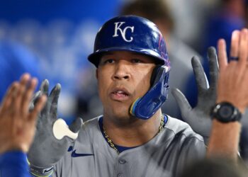 Salvador Perez staying with Royals on a two-year deal