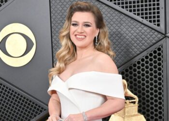 See Kelly Clarkson Debut an Incredible New Look on TV