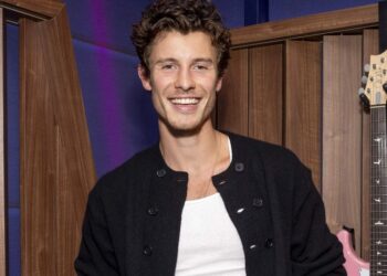 Shawn Mendes' sexy new shirtless photo with a fan goes viral