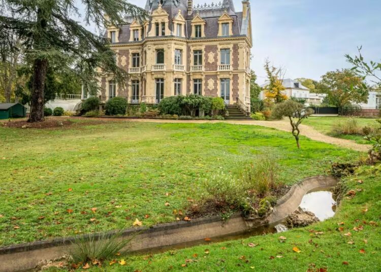 Showgirl Josephine Baker and Rocker Perry Farrell: This Week in Celebrity Homes