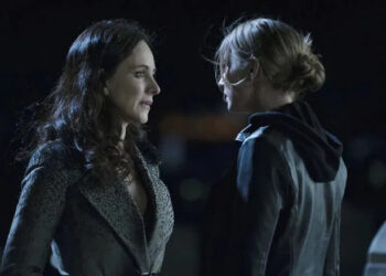 Victoria and Emily staring at each other on Revenge