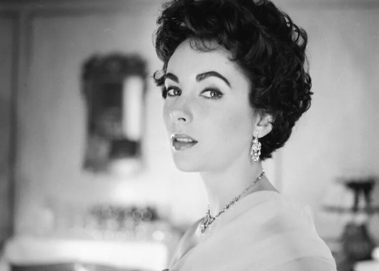 Actress Elizabeth Taylor at the Dorchester Hotel in London (The Cecil Beaton Studio Archive)