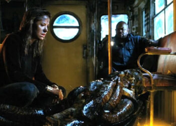 Mira Sorvino's Dr. Susan Tyler looking at the monster in Mimic