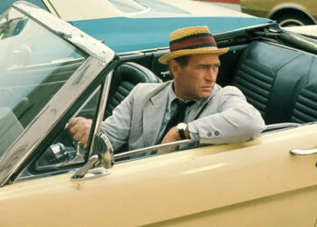 Carl Kolchak sitting in a car on Kolchak: The Night Stalker