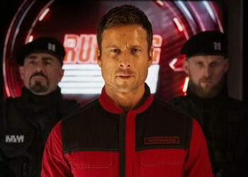 Ben Richards being flanked by guards in The Running Man
