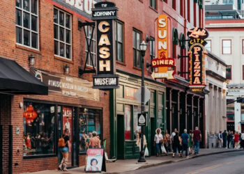 The Unwritten Rule To Avoid Embarrassing Yourself At Nashville's Celebrity-Filled Hotspots