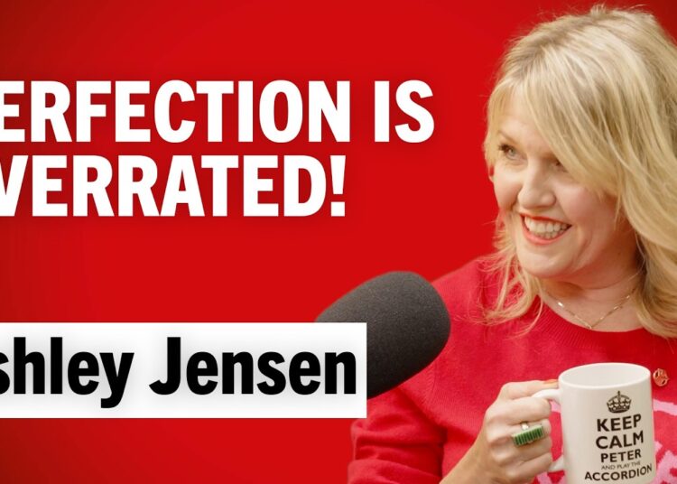 What Ashley Jensen Keeps in Her Biscuit Tin | Good Housekeeping UK - YouTube