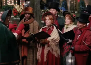 Carolers in Christmas With The Kranks.