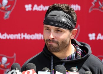 Toby Keith's daughter Krystal Keith singing in his honor at Steelers game