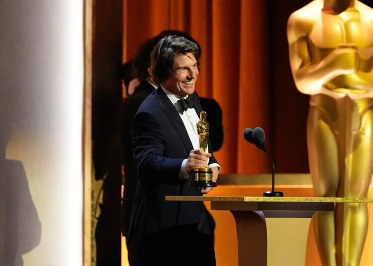 Tom Cruise finally gets his Oscar moment with a lifetime achievement trophy at the Governors Awards