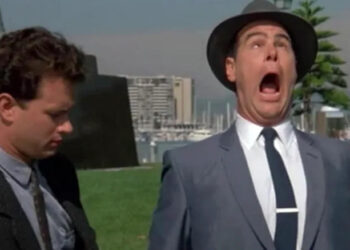 Dan Aykroyd as Sgt. Joe Friday yelps and crosses his eyes in Dragnet