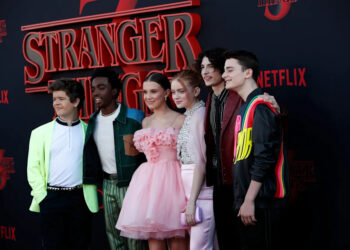 The cast of Stranger Things on the red carpet.