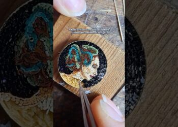 The detail in this tiny art is INSANE.  Artist: Rebecca di Enamel #artist #mosaic