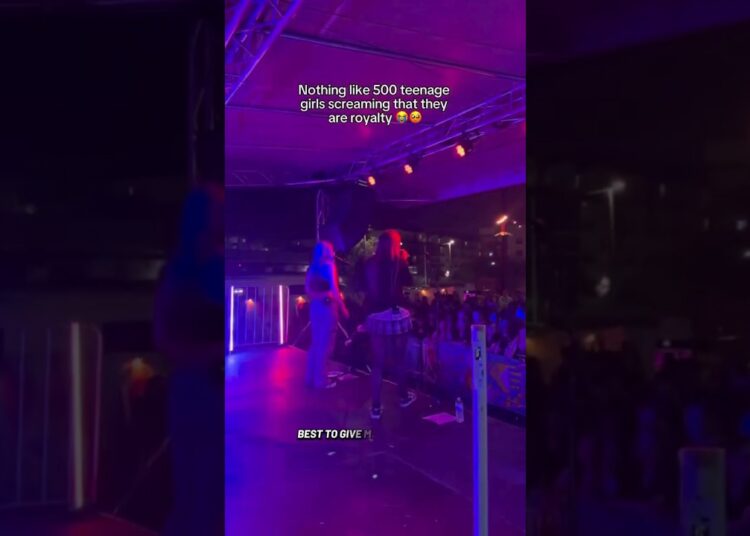 Neoni sing ROYALTY live for the first time #neoni #shorts #ontour #singer #royalty #music #viral