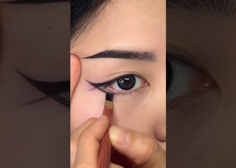 Eyeliner, Makeup Tutorial Cute Look, Skincare || Makeup Artists #shorts