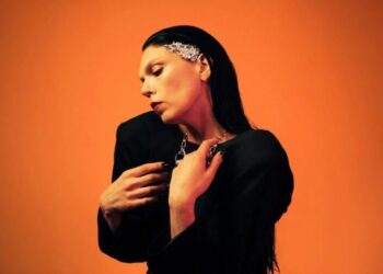 A.A. WILLIAMS Signs to Reigning Phoenix Music, Unveils Haunting New Single “Just A Shadow”