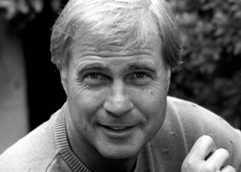Actor Gil Gerard poses in Los Angeles, Ca. on July 16, 1990. (AP Photo/Reed Saxon, File)