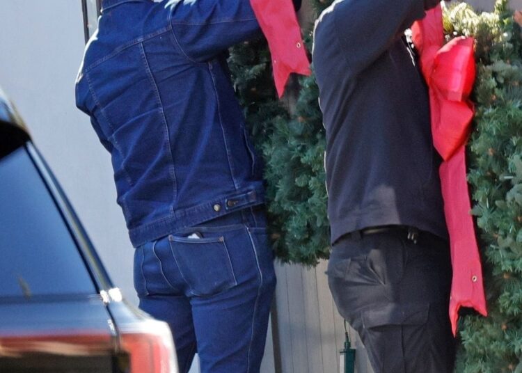 Chris Pratt was spotted hanging some giant wreaths earlier this week