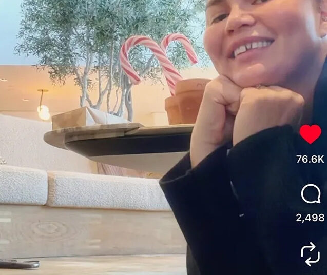 Chrissy Teigen Looses Tooth
