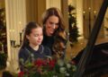 Princess Charlotte playing the piano with her mumt