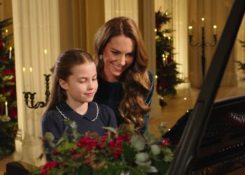 Princess Charlotte playing the piano with her mumt