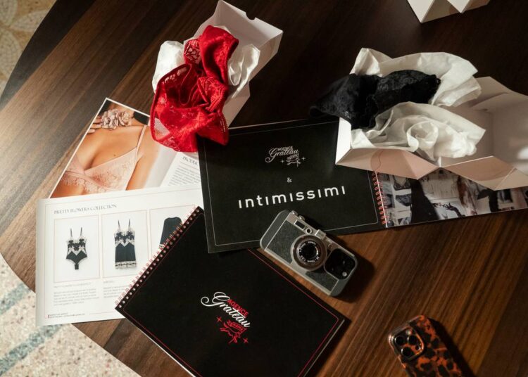 Visuel de la collaboration entre la série Emily in Paris et l'enseigne Intimissimi.