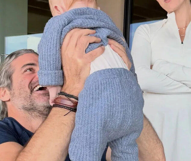 Jennifer Aniston celebrates Christmas with Jim Curtis, friends