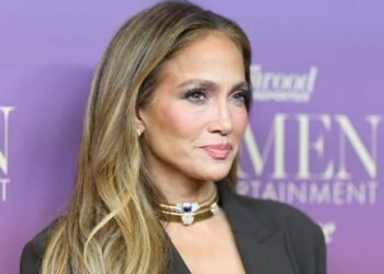 Jennifer Lopez arrives to the Hollywood Reporter's Annual Women in Entertainment Gala at the Beverly Hills Hotel.(REUTERS)