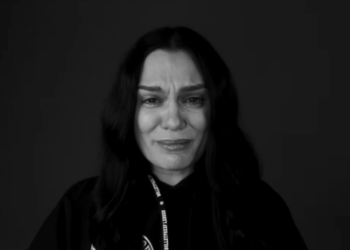 Jessie J breaks down while singing songs from new album