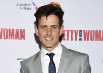 Joey McIntyre talks 'Tinselcolor: Holiday Soundtracks Live'