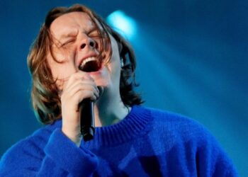 Lewis Capaldi surprises fans by bringing out Royel Otis at Perth concert