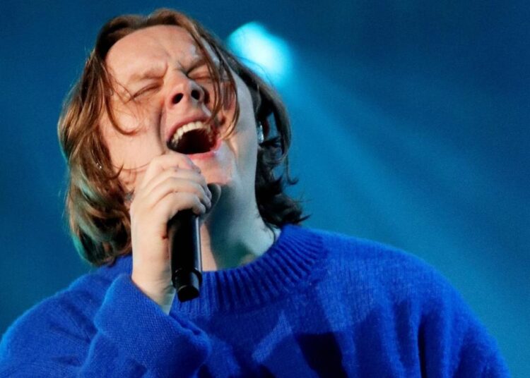 Lewis Capaldi surprises fans by bringing out Royel Otis at Perth concert