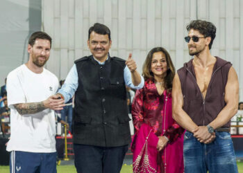 Lionel Messi GOAT India Tour goes wrong! CM Devendra Fadnavis, Ajay Devgn and Tiger Shroff booed by crowd - Watch | Football News