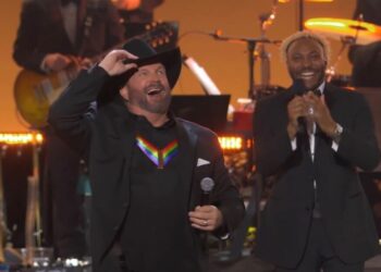 MAGA outraged over Garth Brooks' Kennedy Center Honors outfit - Celebrity News - Entertainment