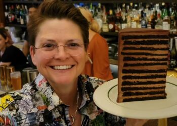 wenne alton davis holding cake