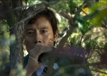 Lee Byung-hun in a tree in No Other Choice.