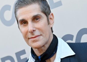 Perry Farrell issues new public apology for on-stage fight - Music News