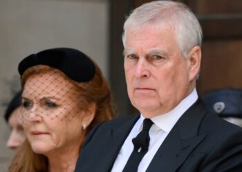 Royal Family LIVE: Sarah Ferguson 'sends 5-word plea to royals' in Christmas cards | Royal | News