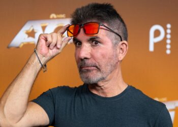 Simon Cowell takes awkward swipe at Ryan Seacrest - Celebrity News - Entertainment