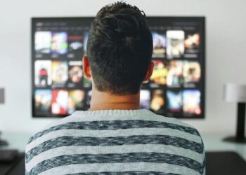 Smartphones and Smart TVs Completely Changed Our Entertainment Habits