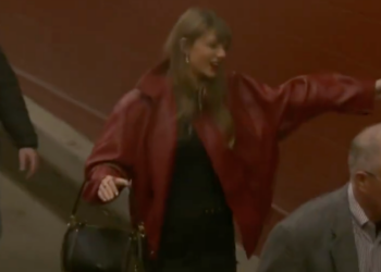 Taylor Swift Wears Festive Look at Travis Kelce’s Chiefs-Broncos Christmas Game