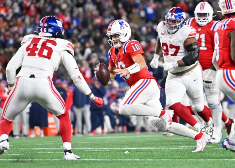 New England Patriots quarterback Drake Maye (10) runs with the ball against New York Giants linebacker Zaire Barnes (46).