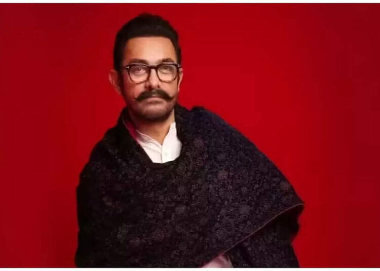 ‘Are you Aamir Khan?’ Mr. Perfectionist nods with a smile as a woman tries to confirm his identity |