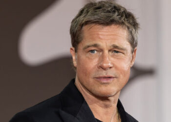 10 Celebrities Who Started as Background Actors