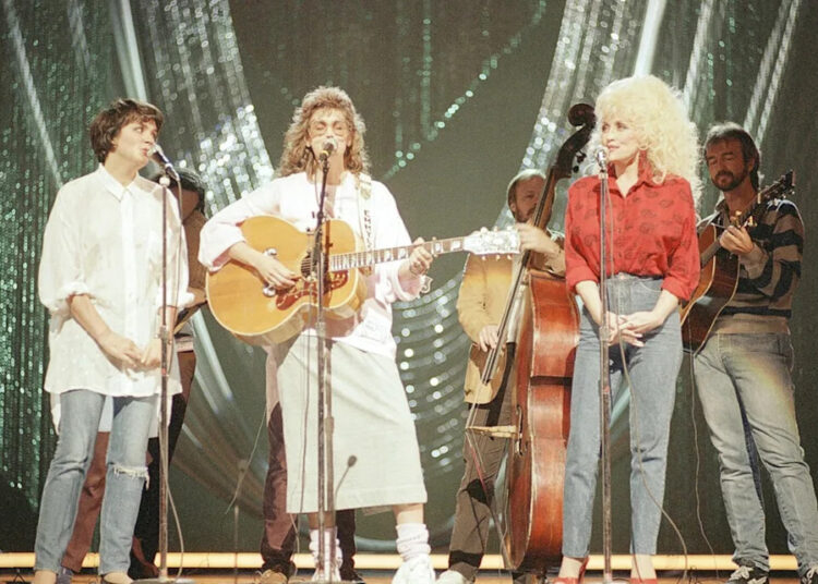Linda Ronstadt (left), Emmylou Harris and Dolly Parton (right)