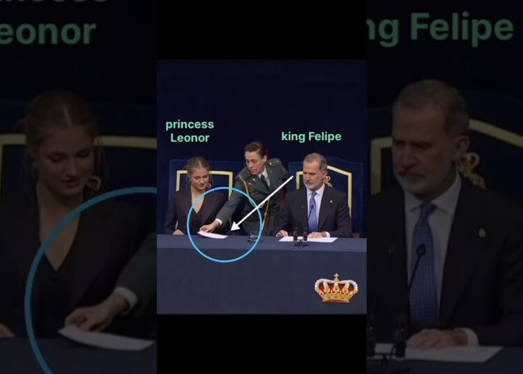 📄 This officer presented a special page to Princess Leonor#royal#leonor#kingfelipe#newshort.