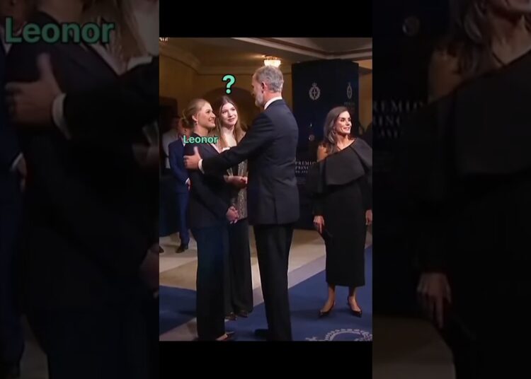 king Felipe Hug 🫂 princess Leonor and queen call Sofia#royal#leonor#sofia#kingfelipe#queen#new.