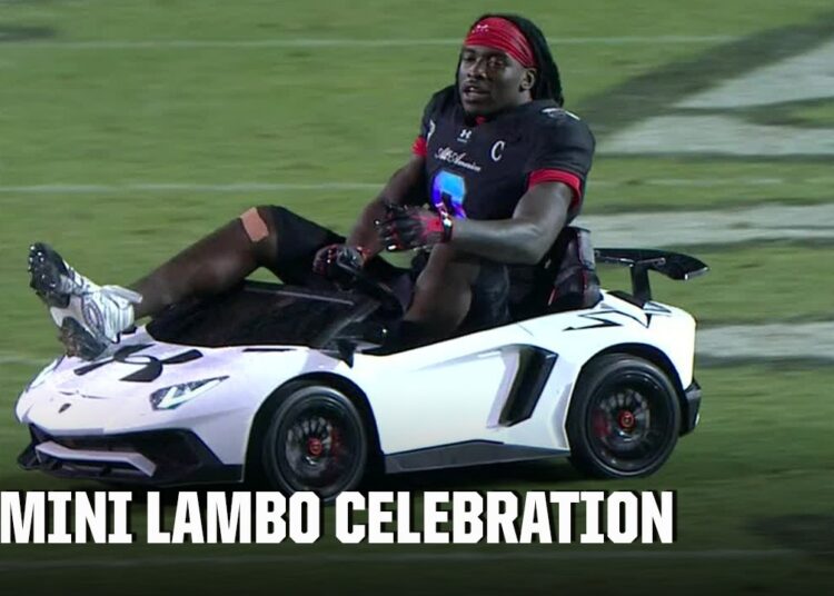 An EPIC CELEBRATION breaks out after Easton Royal’s ONE-HANDED catch in the end zone 🚗 | SC NEXT