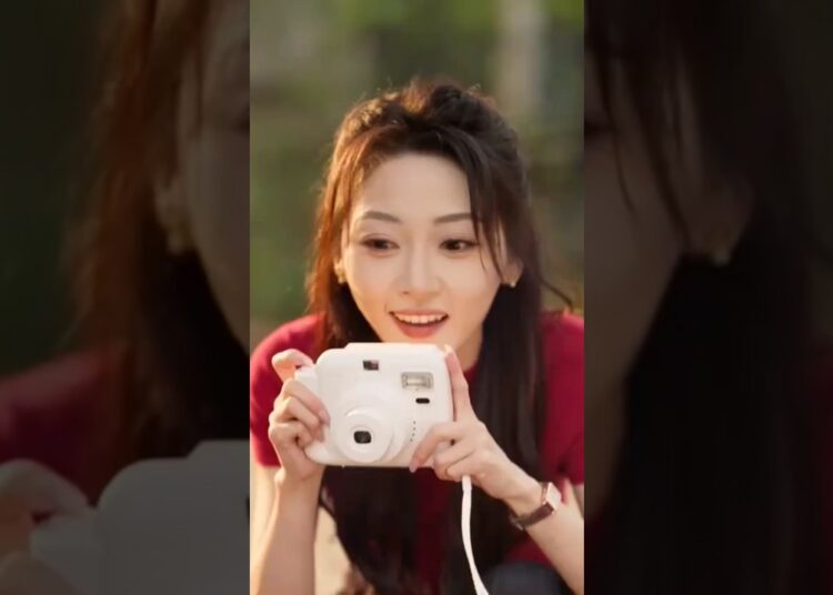 The girl was accidentally bumped into by someone#celebritynews #shortsfeed #film #celebrity