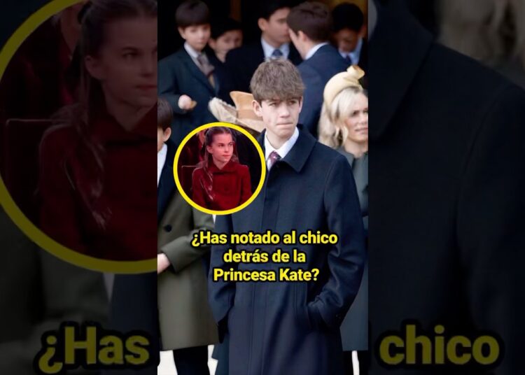 ¿Has notado al chico detrás de la Princesa Kate?#celebrity #princesscharlotte #queenelizabeth